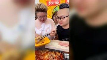 娱乐吃瓜酱偷外卖,一场意外的美食冒险
